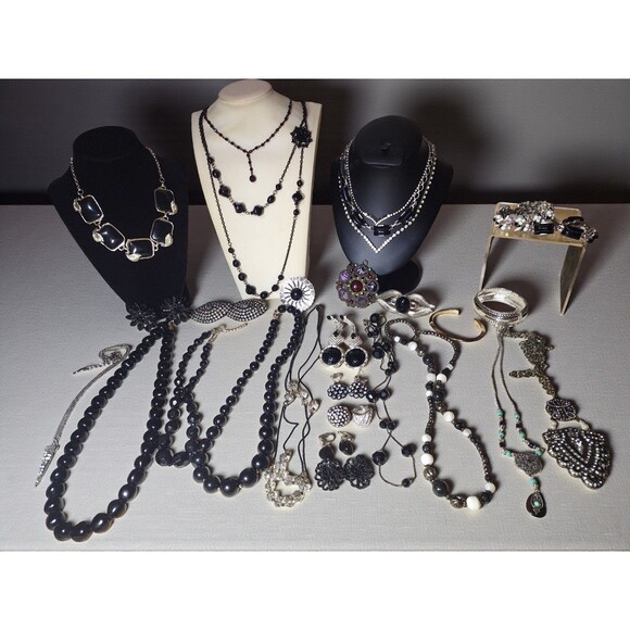 30 Pc Vintage Black Jewelry Lot Sarah Coventry Pin Goth Glam Necklace Reseller - Picture 1 of 9